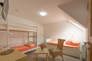 מיטה או מיטות קומותיים בחדר ב-Pension "Zur Schönen Aussicht"