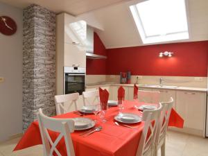 ウェームにあるA holiday home ideal for families and for discovering the Ardennesのダイニングルーム(赤いテーブル、白い椅子付)
