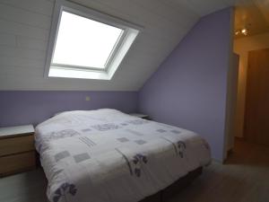 ウェームにあるA holiday home ideal for families and for discovering the Ardennesのベッドルーム1室(ベッド1台、上部に窓付)