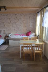 Habitación con cama, mesa y sillas. en Ubytování u Muzea hraček en Lednice