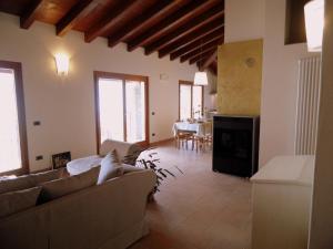 - un salon avec un canapé et une cheminée dans l'établissement Belvilla by OYO Belvedere, à Marone