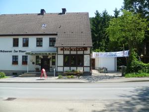 ein Gebäude an der Seite einer Straße mit einem Gebäude in der Unterkunft Restaurant Zur Blume in Hattingen