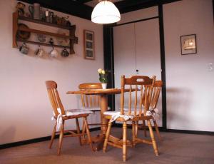 a table with two chairs and a table with a vase on it at Ferienwohnung Teddy in Siegsdorf