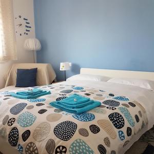 un letto con due asciugamani blu sopra di Il Cantuccio B&B a Bologna