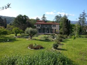 Una casa grande con un jardín enfrente. en Castell Rose, en Prades