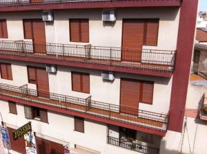 Elle offre une vue sur l'extérieur d'un bâtiment doté de balcons. dans l'établissement Albergo Europa, à Vittoria