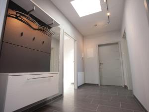 un corridoio con un armadio bianco e una porta di Modern apartment Thuringia a Tabarz