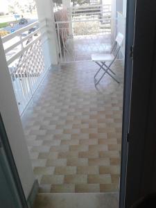 een balkon met uitzicht op een veranda met een stoel bij Residence Rotonda in Savignano sul Rubicone