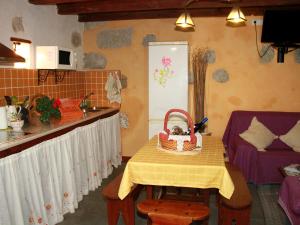アグイメスにあるCasa Rural La Pileta - Bentejuiのキッチン(テーブル、バスケット付)