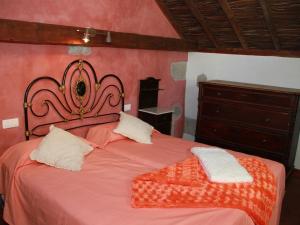 เตียงในห้องที่ Casa Rural La Pileta - Bentejui