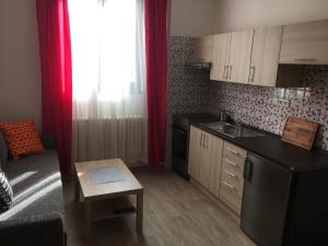 eine kleine Küche mit einer schwarzen Arbeitsplatte und einem Tisch in der Unterkunft Penzion Janovice in Janovice nad Úhlavou