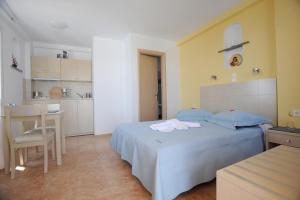 Letto o letti in una camera di Aigaio Studios tinos