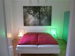ヴァルデックにあるLuxurious Apartment in Waldeck with Saunaの壁に絵が描かれた部屋のベッド1台