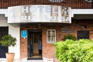 un cartello hotel na latvia su un edificio in mattoni di Hotel Maria Luisa a Algeciras