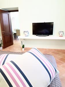 Televízia a/alebo spoločenská miestnosť v ubytovaní Estate4home - Henry House