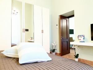 Posteľ alebo postele v izbe v ubytovaní Estate4home - Henry House