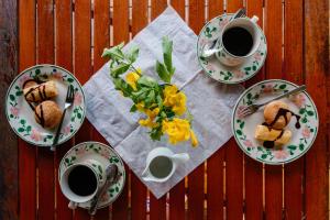 una mesa con platos de comida y tazas de café en Spayhiti en Sihanoukville