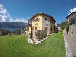 a house with a green lawn in front of it at Appartamenti La Perla in Malcesine