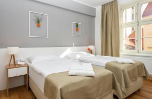1 dormitorio con 2 camas y ventana en Hotel Garden Court, en Praga