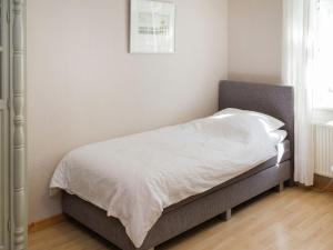 een slaapkamer met een bed met een witte deken bij Chic apartment in Hessisch Oldendorf in Zersen