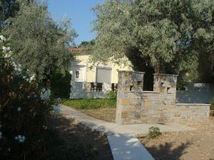 普拉蒂Alkiones的白色房子前面的石墙