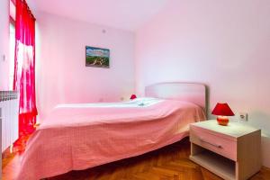 Postel nebo postele na pokoji v ubytování Apartments Valbandon