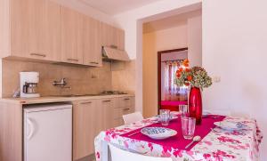 Kuchyň nebo kuchyňský kout v ubytování Apartments Valbandon