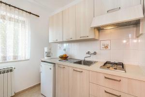 Kuchyň nebo kuchyňský kout v ubytování Apartments Valbandon
