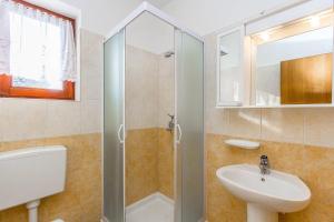 Koupelna v ubytování Apartments Valbandon + 21 fotografií