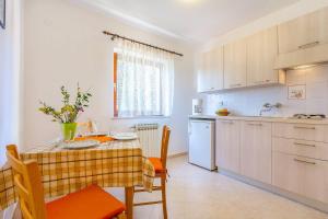 Kuchyň nebo kuchyňský kout v ubytování Apartments Valbandon