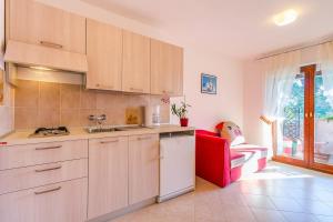 Kuchyň nebo kuchyňský kout v ubytování Apartments Valbandon