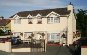 una casa con un'auto parcheggiata davanti di Seacourt Accommodation Tramore - Adult Only a Tramore