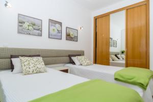 フェラグドにあるAkisol Portimao Vale IIのベッド2台と鏡が備わるホテルルームです。