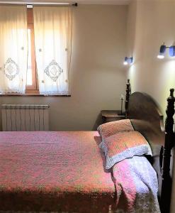Llit o llits en una habitació de Apartaments Alt Aneu Baqueira