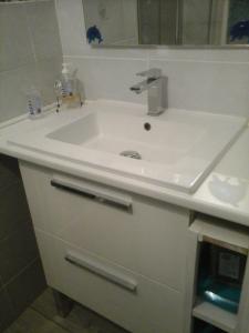 ル・グロー・デュ・ロワにあるLes Caravellesのバスルーム(白い洗面台、鏡付)