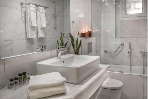Koupelna v ubytování Rex Hotel + 28 fotografií