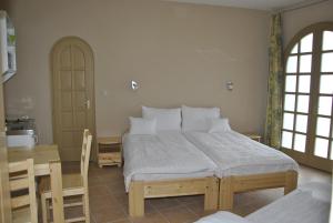 Posteľ alebo postele v izbe v ubytovaní Sárvárfürdő Apartmanház