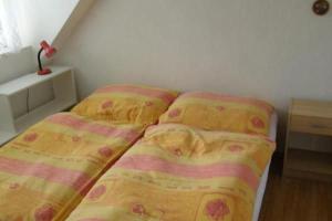 sypialnia z 2 łóżkami z żółtą i różową pościelą w obiekcie Stastny w mieście Bechyně