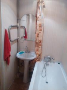バラシハにあるApartment on Sovetskaya 24のバスルーム(洗面台、トイレ、バスタブ付)