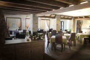 una sala da pranzo con tavoli e sedie in un edificio di Hotel San Lorenzo Chiavenna a Chiavenna