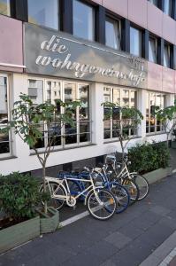 un groupe de vélos garés devant un magasin dans l'établissement Hostel die Wohngemeinschaft, à Cologne