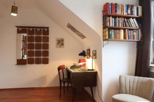 Habitación con escritorio y estante para libros. en Hostel die Wohngemeinschaft en Colonia