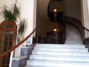 基亞瓦里的住宿－Residenza dell'Orto，通往大楼的楼梯