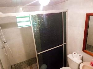 ein Badezimmer mit Dusche und Toilette in der Unterkunft Residenciais Casa Verde Gramado in Gramado + 13 Fotos