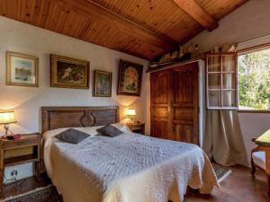 ル・リュックにあるModern holiday home with private poolの木製の天井が特徴のベッドルーム1室(ベッド1台付)