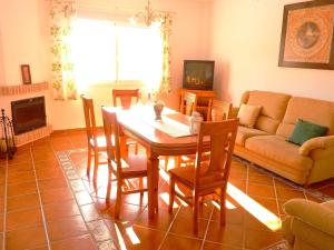 ビニュエラにあるBelvilla by OYO Casa El Cerroのリビングルーム(テーブル、椅子、ソファ付)