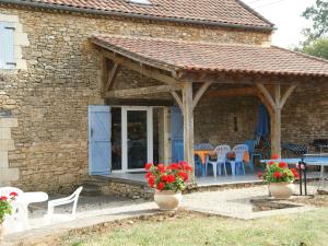 Saint-PompontにあるBeautiful Holiday Home with Pool in Saint Pompontの石造りの家