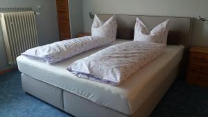 Postel nebo postele na pokoji v ubytování Hotel Sonnenhof