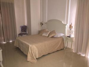 A bed or beds in a room at Hotel El Capricho