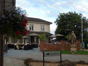 una estatua de un hombre sobre un caballo delante de un edificio en Littleover Lodge Hotel, en Derby